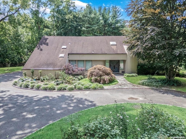 view of front of home featuring a front yard