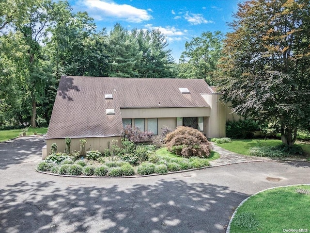 view of side of property featuring a yard