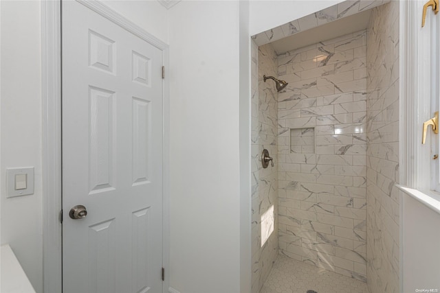 bathroom featuring a tile shower