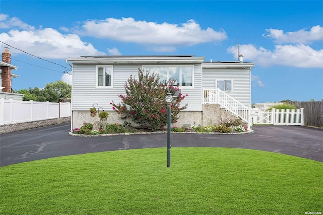 view of front of home with a front lawn