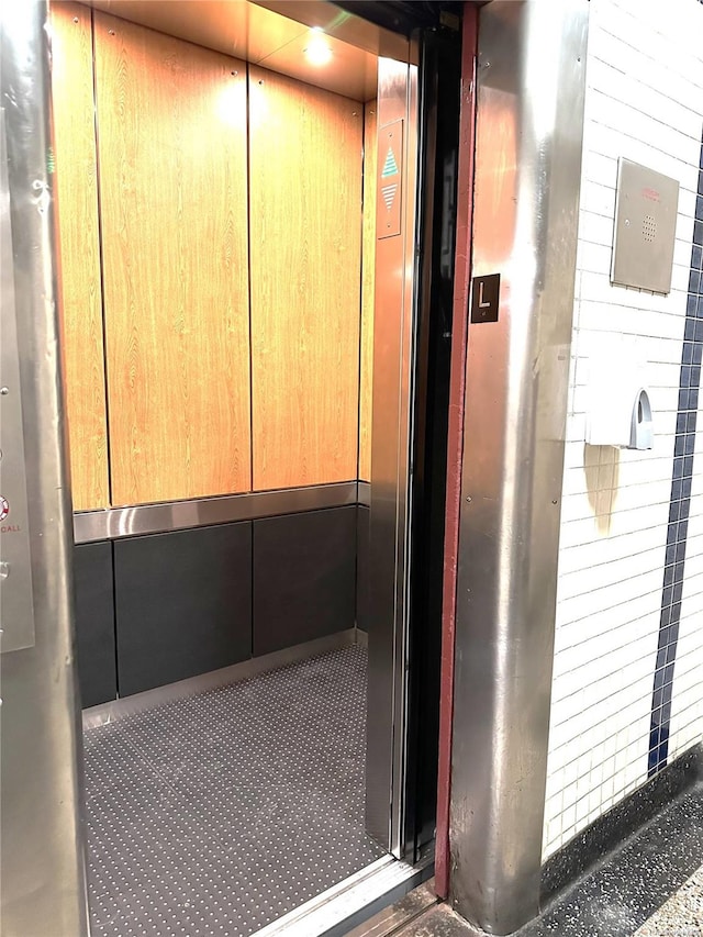 room details with elevator