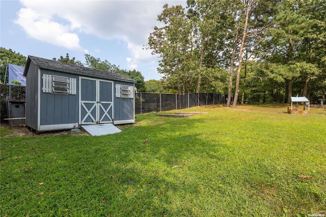 view of yard with a storage shed