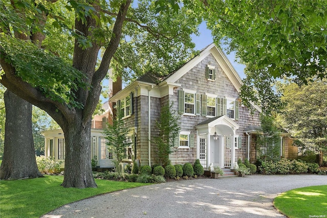 view of front facade with a front yard