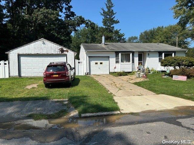 view of front of property featuring a front yard