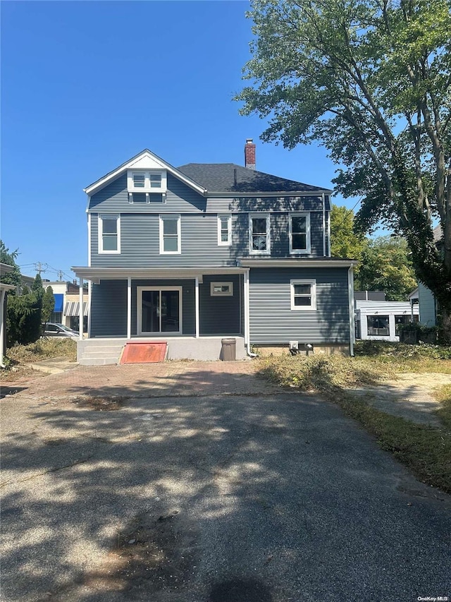 view of front of property featuring a porch