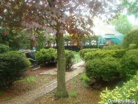 43 Old Stewart Ave, North New Hyde Park, NY 11040