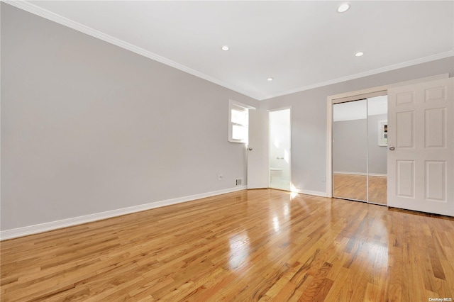 empty room with light hardwood / wood-style floors and ornamental molding