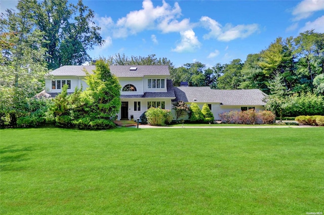 view of front facade with a front lawn