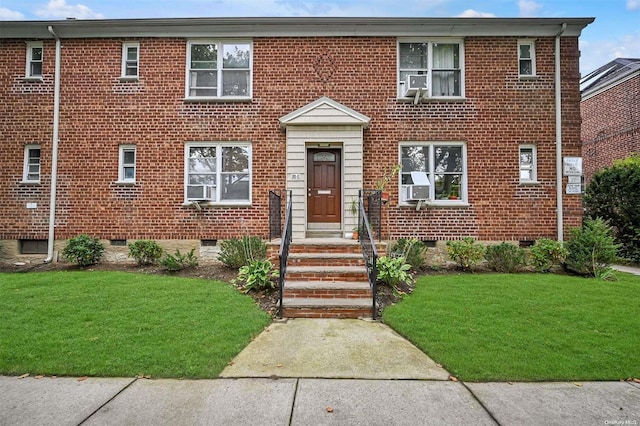 view of front of property featuring a front lawn