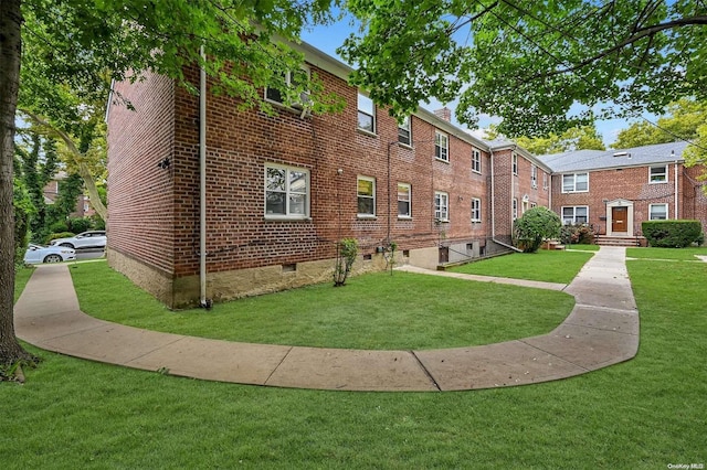 view of property's community featuring a lawn