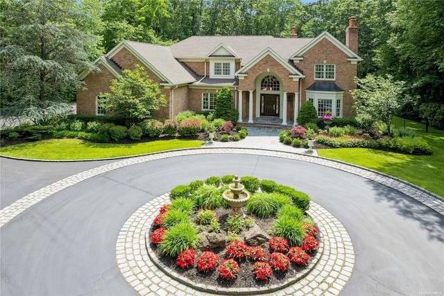 view of front of property featuring a front lawn