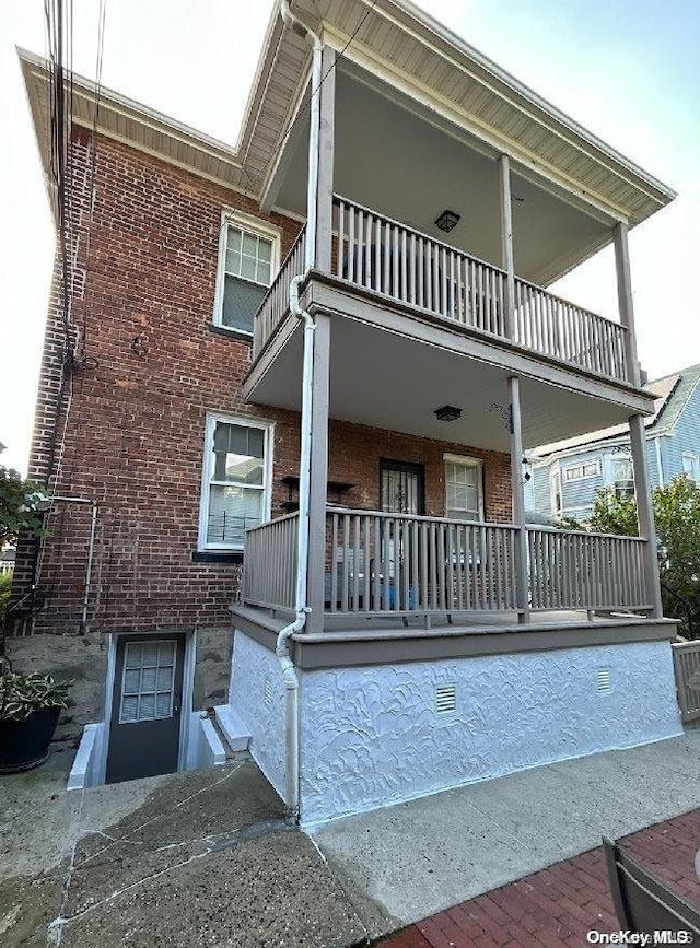 view of front of property with a balcony