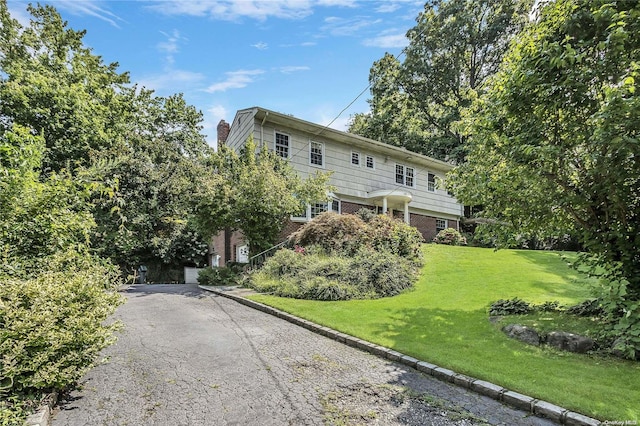 view of front of house featuring a front yard