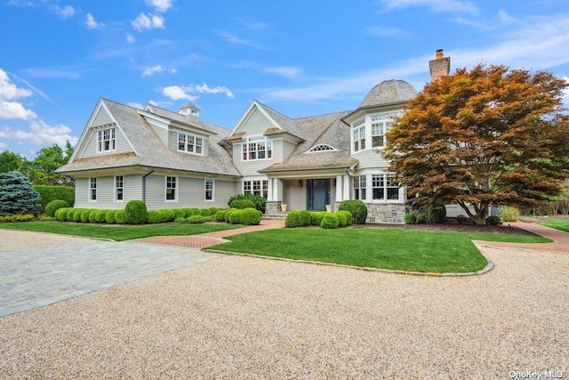 view of front of property featuring a front lawn