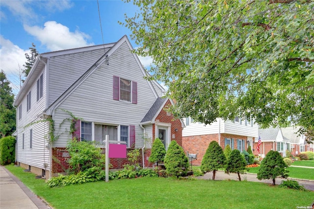 view of front facade featuring a front yard