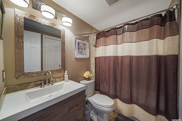 bathroom with a shower with curtain, vanity, and toilet