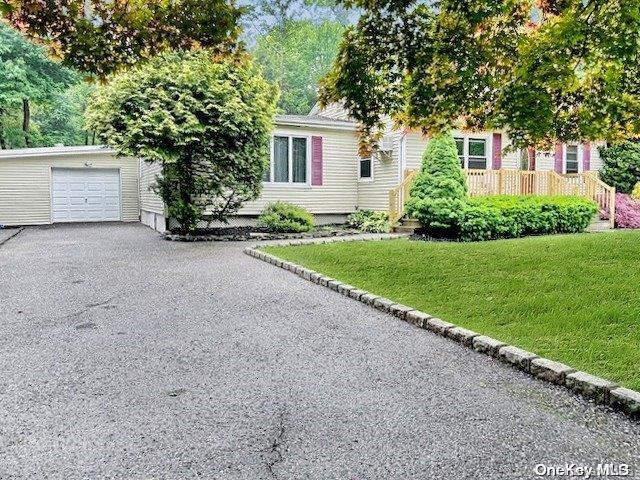 view of front of house featuring a front lawn and a garage