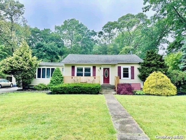 view of front of house with a front lawn