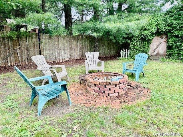 view of yard featuring an outdoor fire pit