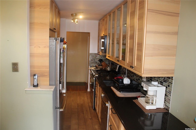 kitchen with stainless steel appliances, dark wood-type flooring, and backsplash