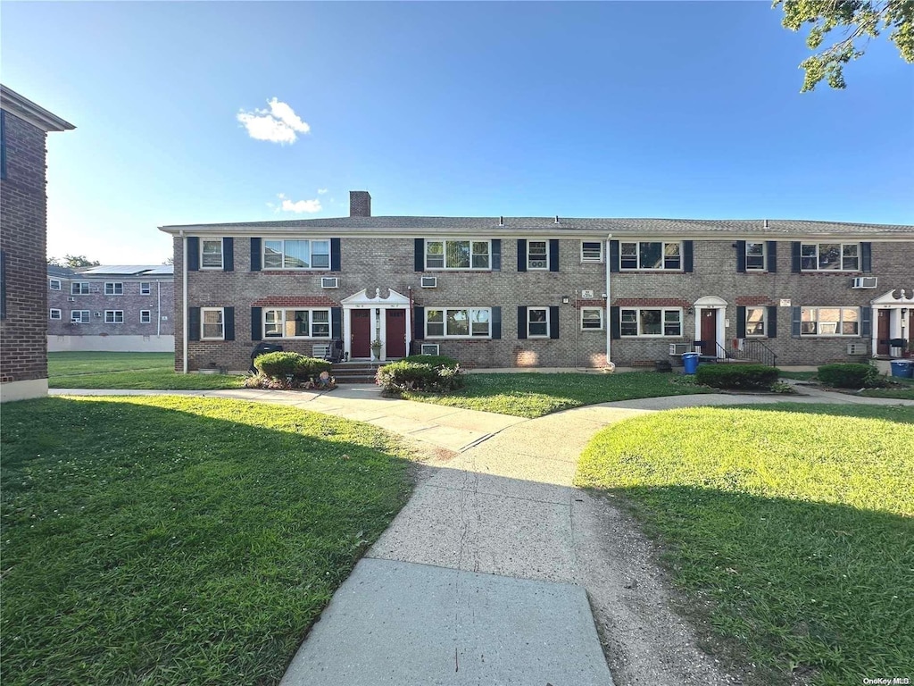 view of front of house featuring a front lawn