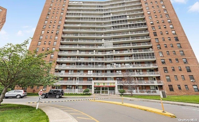 Listing photo 2 for 61-25 98th St Unit 5H, Rego Park NY 11374