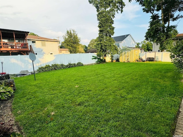 view of yard featuring a storage shed