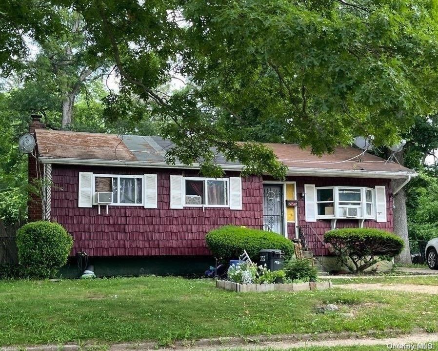 view of front of house with a front lawn