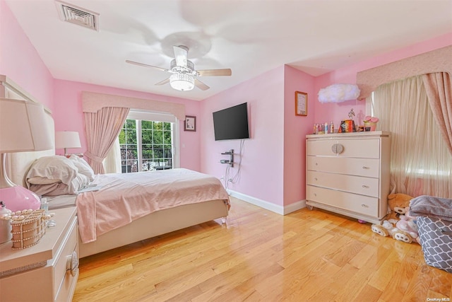 bedroom with access to outside, light hardwood / wood-style floors, and ceiling fan