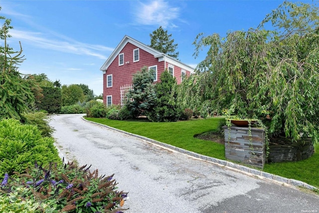 view of side of property featuring a yard