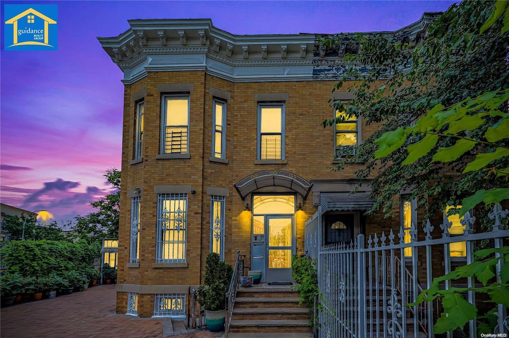 view of italianate-style house