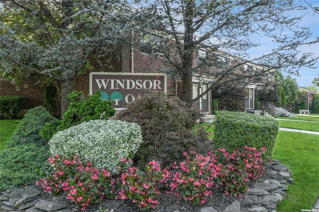 community sign with a yard