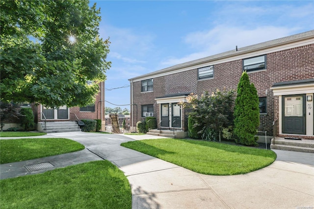 view of front of property featuring a front yard