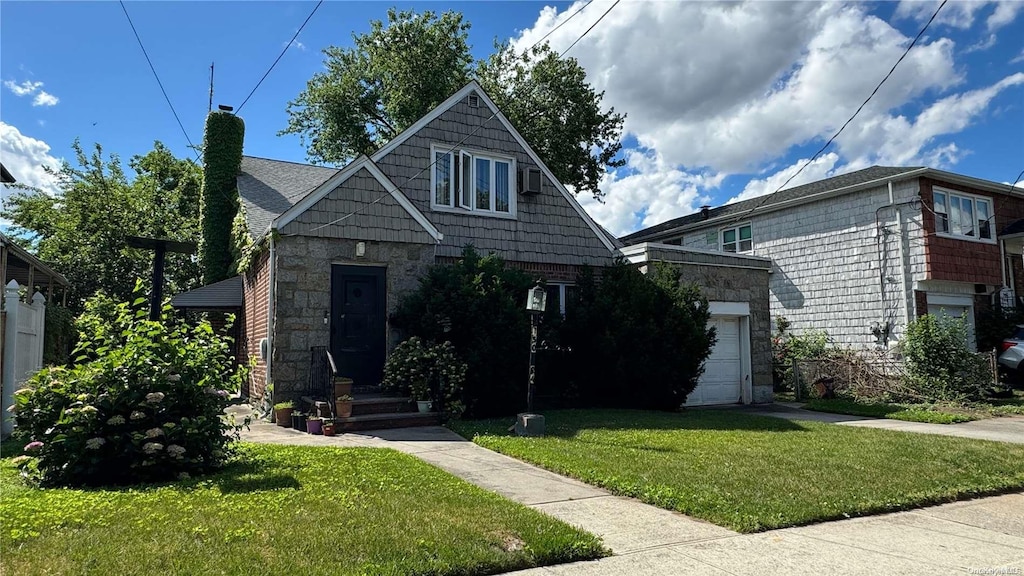 view of front of property with a front yard