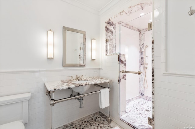 bathroom featuring tiled shower, crown molding, tile walls, and toilet