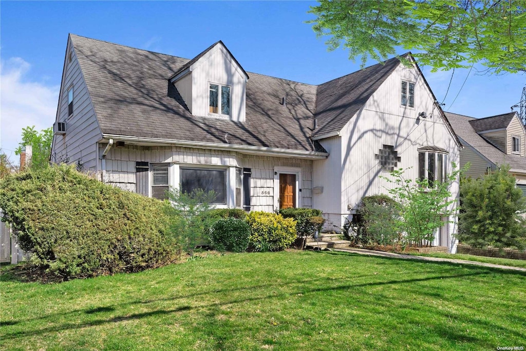 view of front of house featuring a front lawn