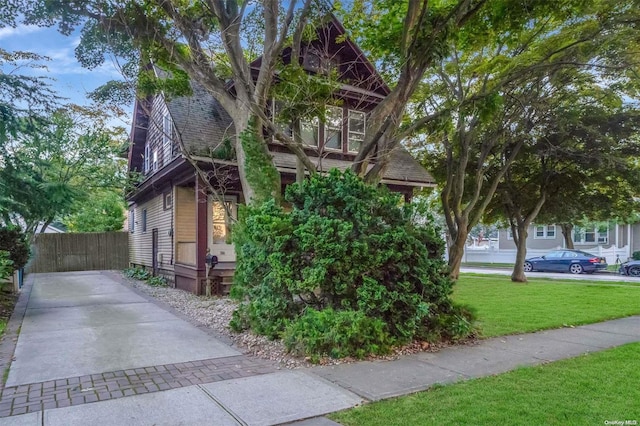 view of front of home featuring a front lawn