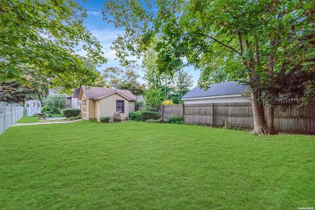 view of yard with an outdoor structure