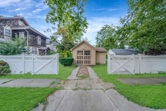 view of yard featuring a storage shed