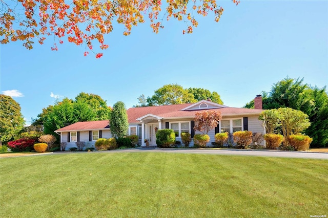 ranch-style house featuring a front lawn