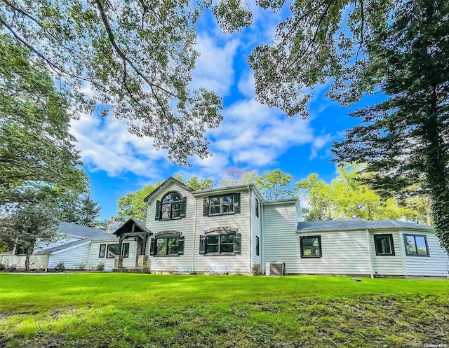 view of front of house with a front lawn