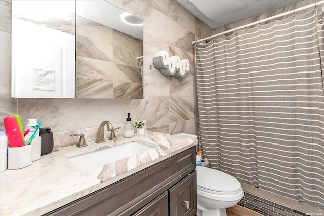 bathroom with vanity, backsplash, a shower with curtain, toilet, and tile walls