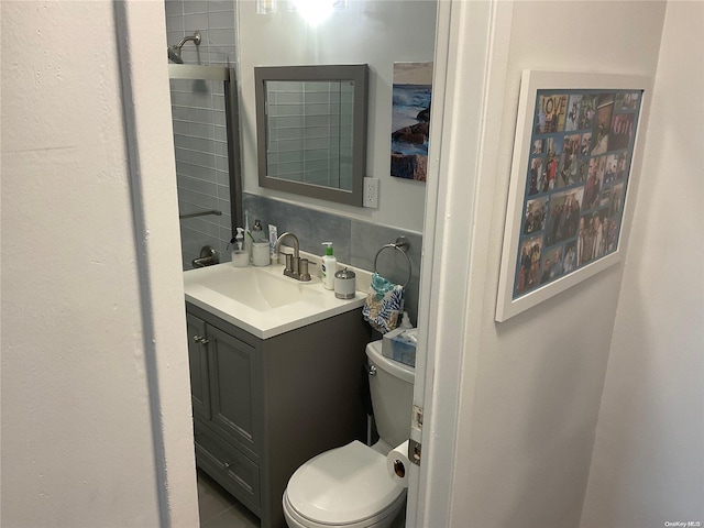 bathroom with vanity, toilet, and decorative backsplash