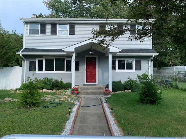 view of front of property featuring a front lawn