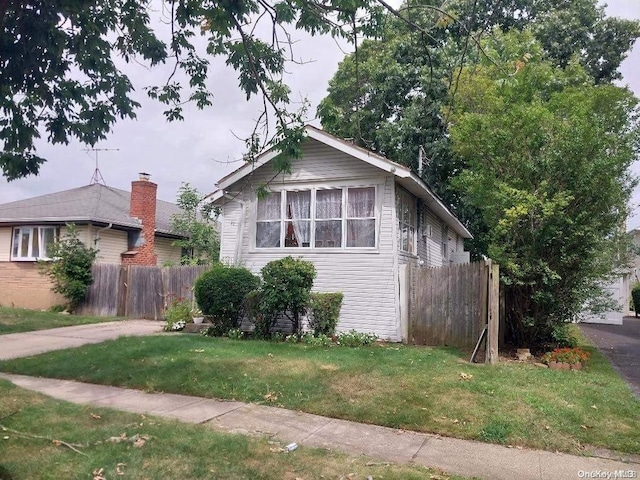 view of front facade with a front lawn