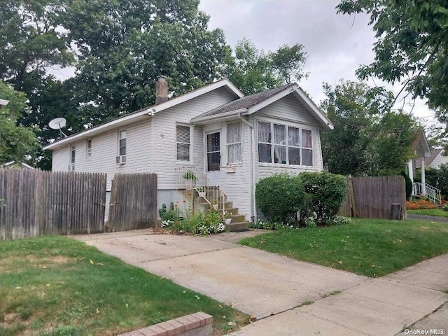 view of front facade featuring a front yard