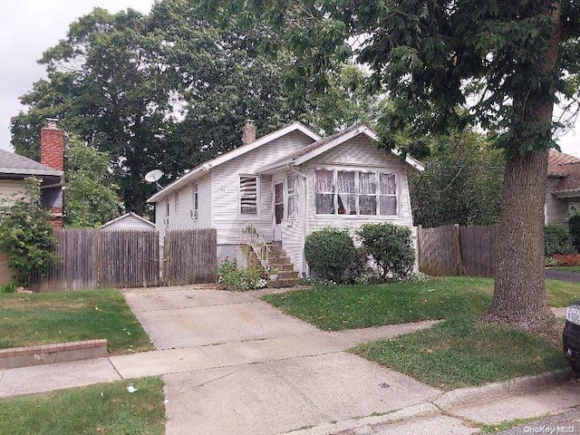 view of front of house with a front lawn