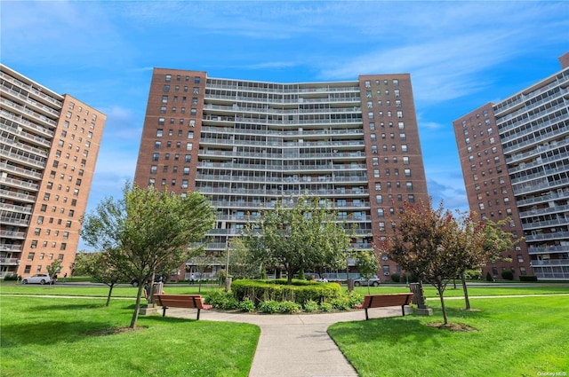 view of property's community featuring a lawn