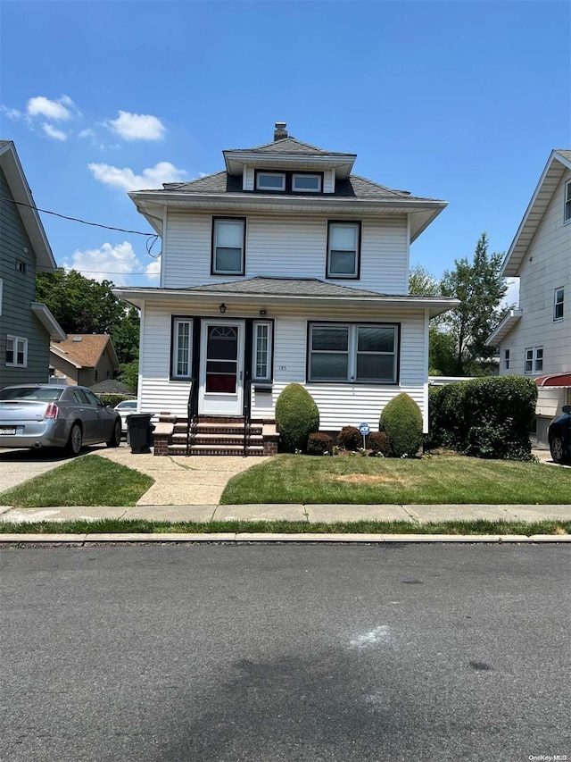 view of front of property featuring a front yard