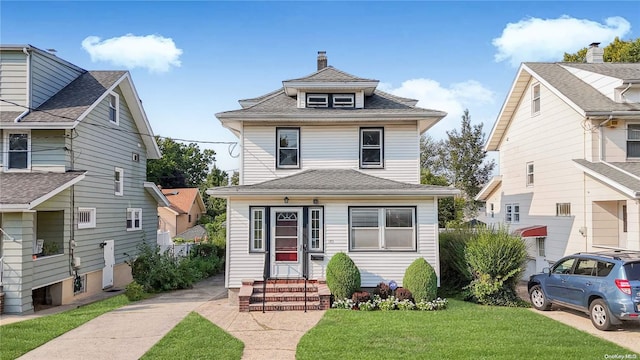 view of front of property featuring a front yard